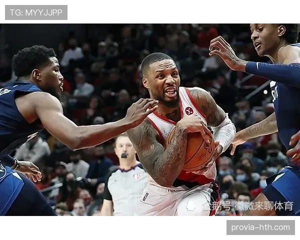 利拉德休赛期还在凌晨四点练投篮，邻居说他家灯比路灯还准时